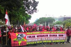 Tolak BBM Naik, Massa...