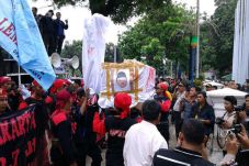 Buruh Kembali Tutup...