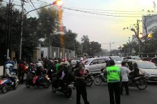 Buruh Menyulut Kembang...