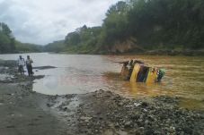 Banjir, Truk Terseret...