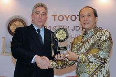 Toyota Raih Posisi Tertinggi...