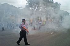 Lagi-lagi Bentrok di...