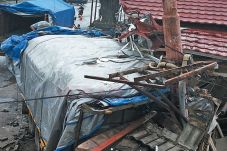 Truk Seruduk Rumah Makan