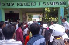 Atap Gedung Ambruk,...