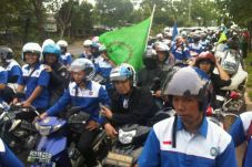 Diskriminasi, Ribuan...