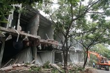 Langgar Perda, Tujuh...