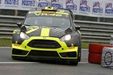 Rossi Bikin Gerah Juara...