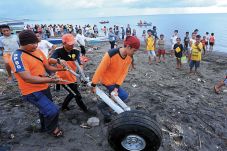 Pesawat Carter Jatuh...