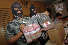 KPK Sita Tiga Koper...