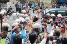 Demo Tolak Jokowi Ricuh,...