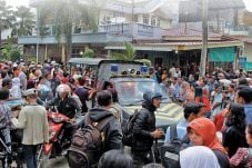 Massa Lempari Rumah...