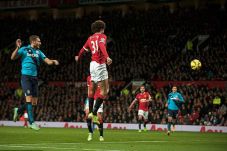 Manchester United Gulung...