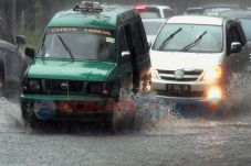 Banjir Cileuncang Kepung...