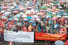 Guru Honorer Tuntut...