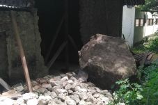 Batu Besar dari Bukit...