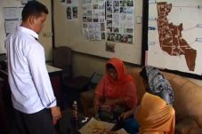 Tipu Ratusan Warga Miskin,...