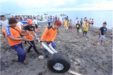 Pencarian Korban Pesawat...