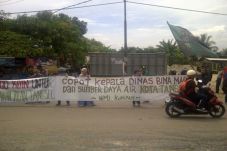 Banyak Jalan Rusak,...