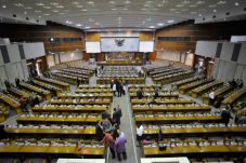 Gaji Kepala Daerah dan...