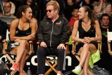 Aduh, Elton John Jatuh...