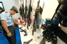 Gunakan Senjata Pindad,...
