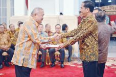Kehadiran Alex Mengundang...