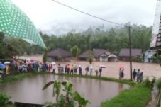 Tiga Rumah Hanyut Terbawa...