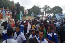 Demo di Depan Tol Bitung,...