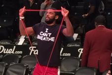 LeBron James Ikut Kenakan...