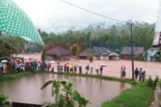 Banjir Bandang Rendam...