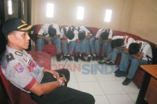 8 Pelajar Pasang Batu...