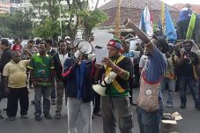 Mahasiswa Papua Kecam...