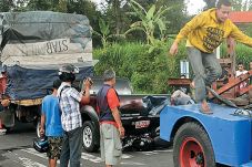 Rem Blong, Truk Seruduk...