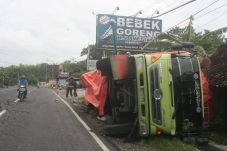 Kelebihan Muatan, Truk...