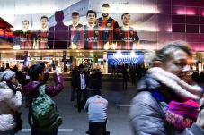 Fans PSG Ditikam di...
