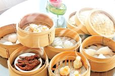 Menikmati Dim Sum Favorit