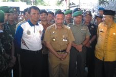 Gatot Serahkan Bantuan...