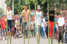 Lomba Egrang Hadirkan...