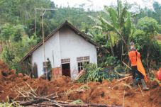 Ajaib, Rumah Itu Utuh,...