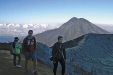 Berburu si Api Biru