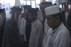 Santri di Jombang Salat...
