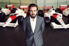 Alonso Pasang Kaca Mata...