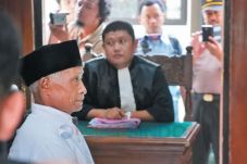 Masuk Ruang Sidang,...