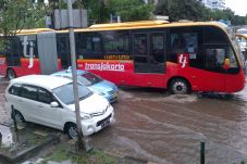 Hujan 20 menit, Jalan...