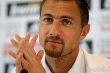 Terpuruk, Dudek Minta...