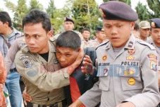 Kantor Camat Dirusak,...