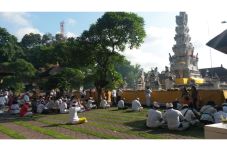 Ribuan Umat Hindu Sembahyang...