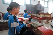 Ajak Murid Ngamen di...