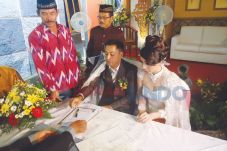 Samsul Arif Nikahi Teman...