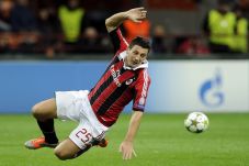 Milan Coba Manfaatkan...